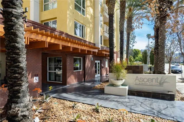 $635,000 | 21301 Erwin Street, Unit 237, Woodland Hills, CA 91367