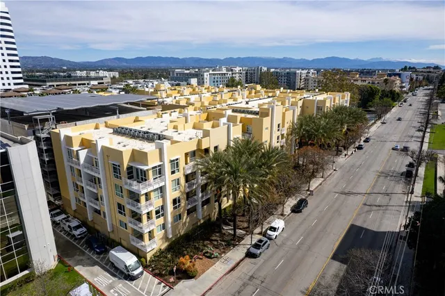 $635,000 | 21301 Erwin Street, Unit 237, Woodland Hills, CA 91367