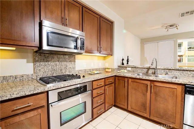 $635,000 | 21301 Erwin Street, Unit 237, Woodland Hills, CA 91367