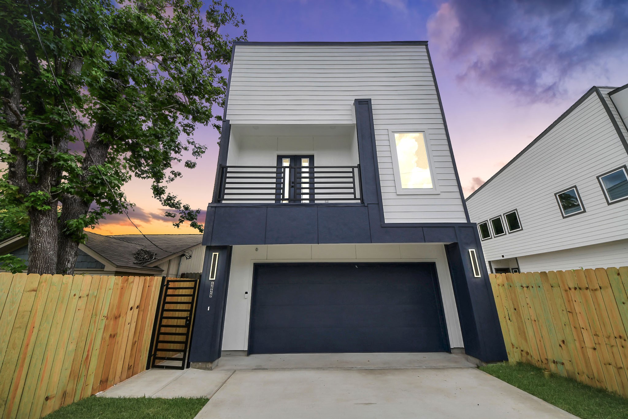 6629 Foster Street Houston, TX 77021 - Photo 6 of 33 Modern two story design with attached garage and impressive curb appeal.