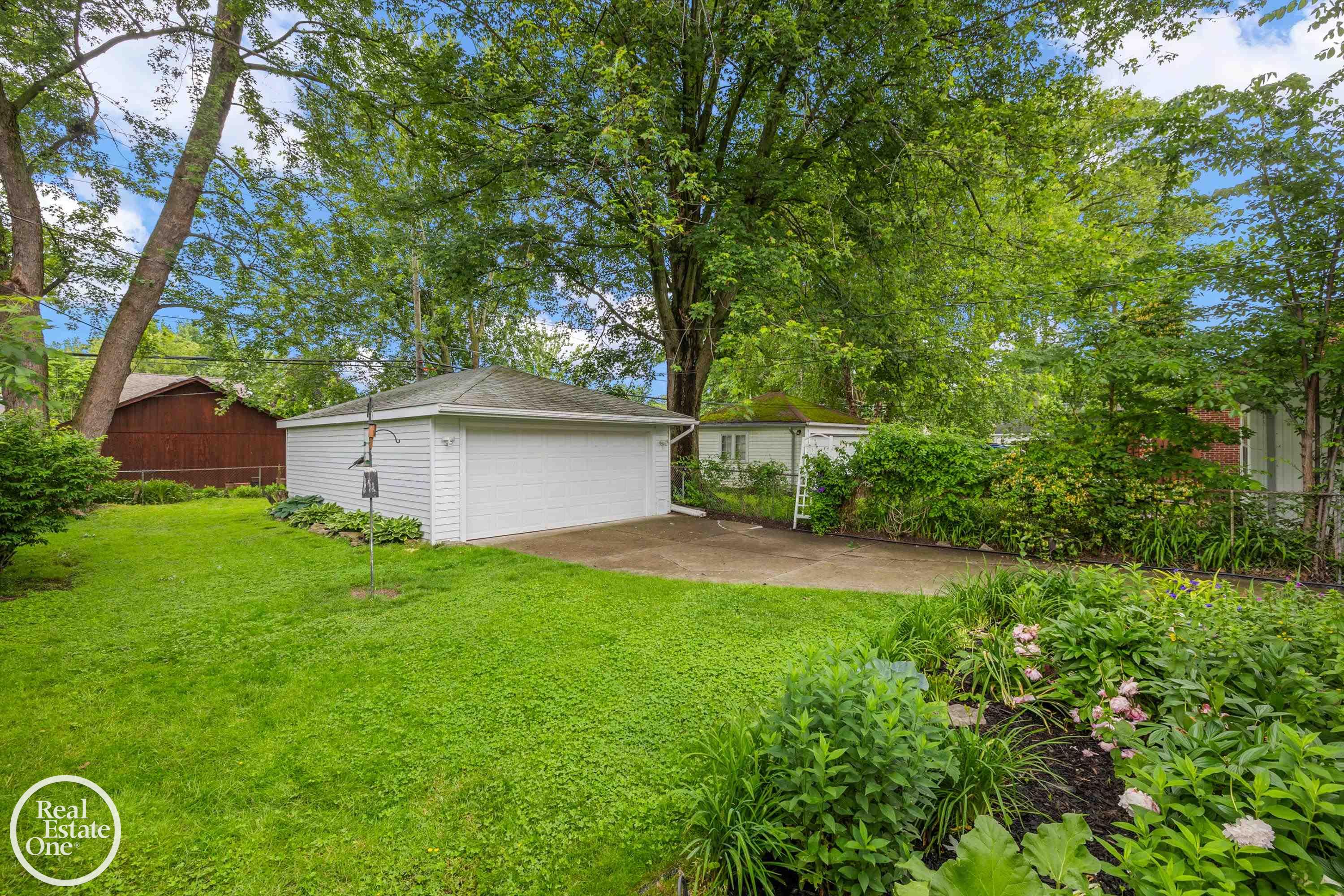 1513 Roslyn Road Grosse Pointe, MI 48236 - Photo 3 of 36 50144102-12fc48d1-ee39-4fb3-87c9-af1442ecdeec.JPG