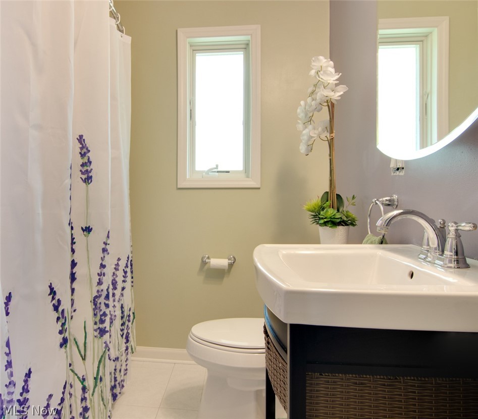 4279 Tapper Road Barberton, OH 44203 - Photo 13 of 27 This full bath was remodeled in 2011.