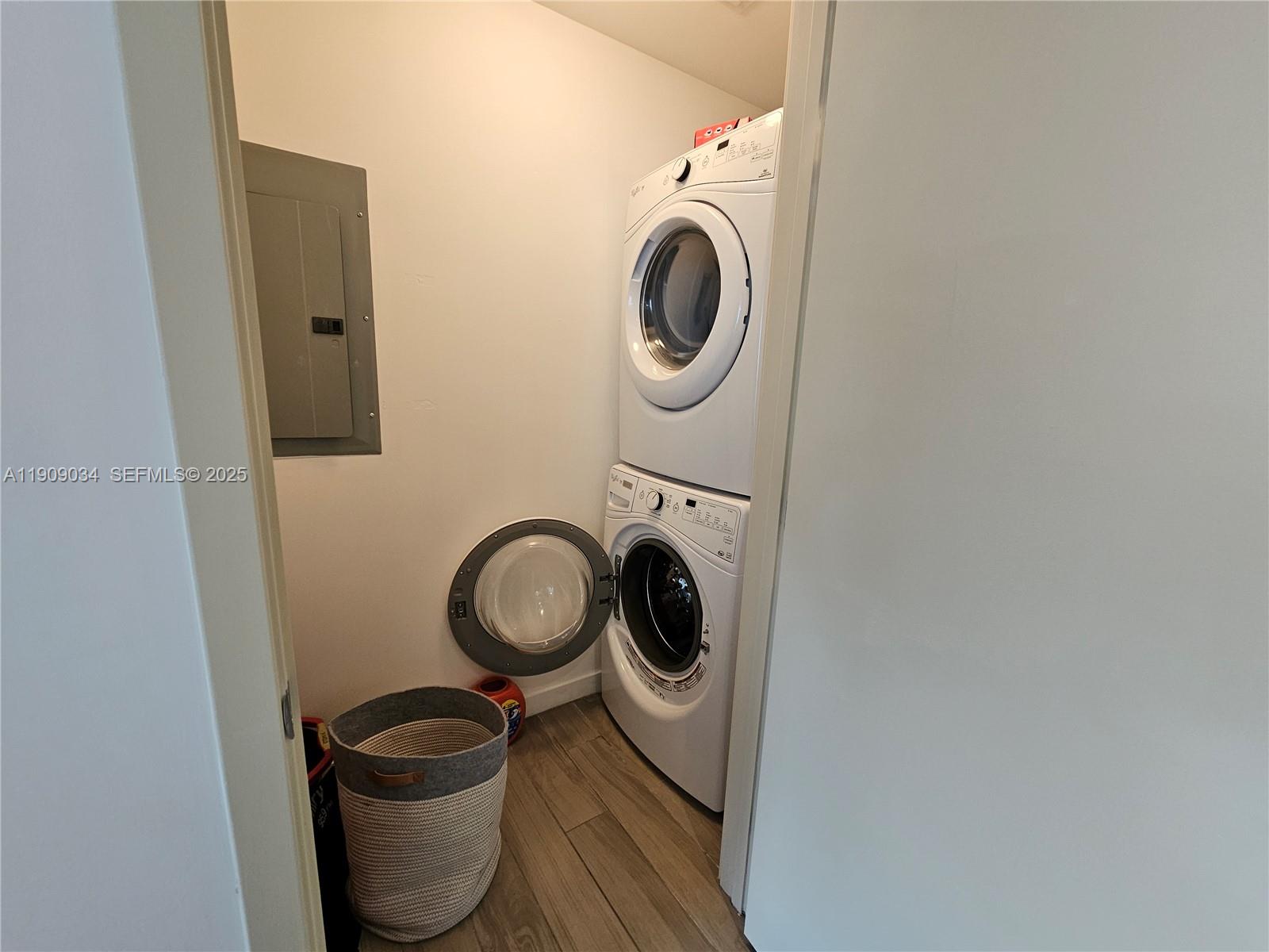 999 Southwest 1st Avenue, Unit 3004 Miami, FL 33130 - Photo 19 of 36 a utility room with dryer and washer