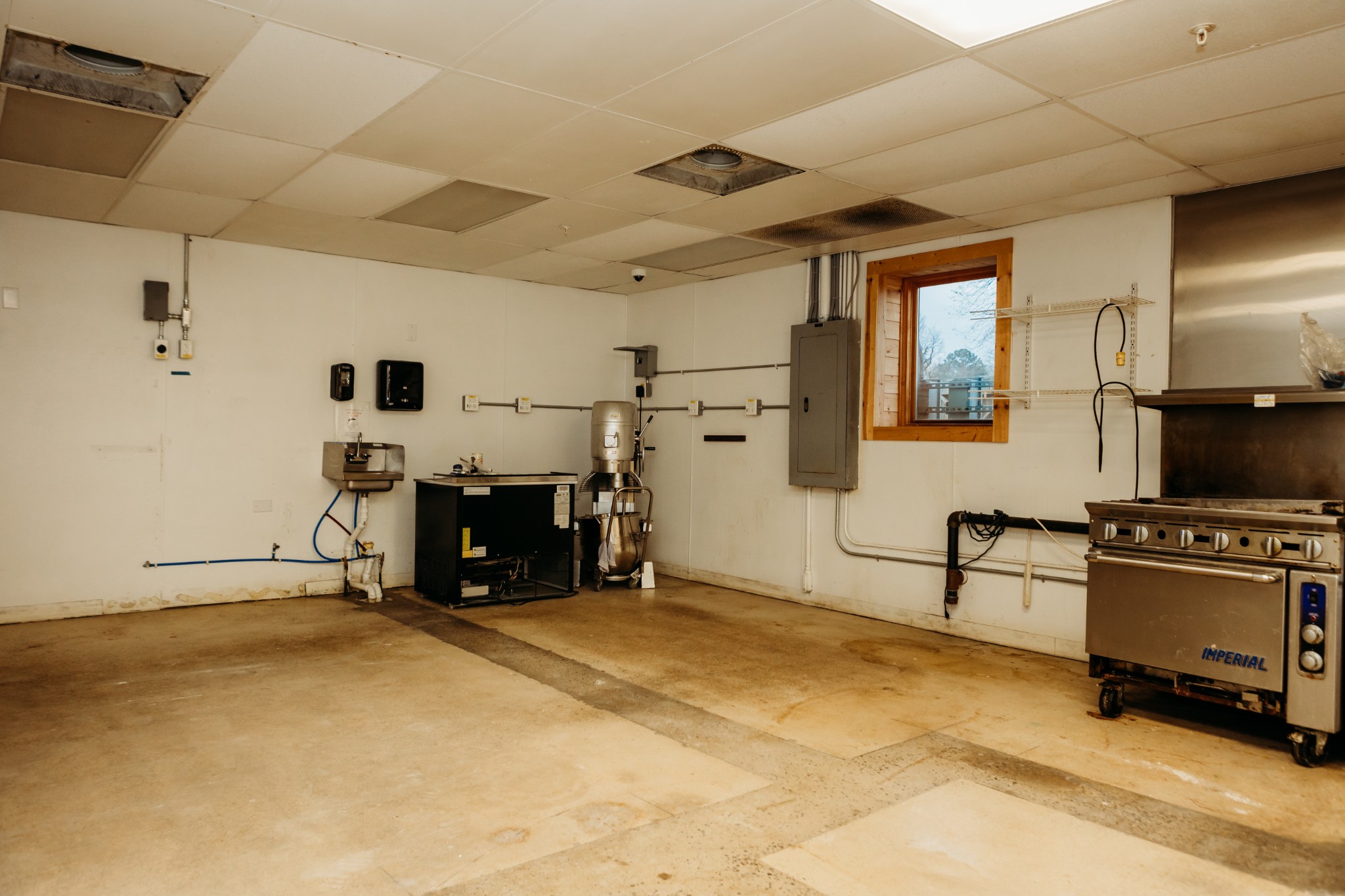 817 Interstate Drive Manchester, TN 37355 - Photo 36 of 38 a view of a kitchen with furniture and a stove