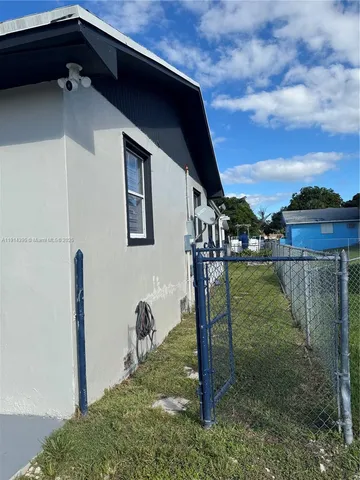 a view of an house with backyard porch and entertaining space
