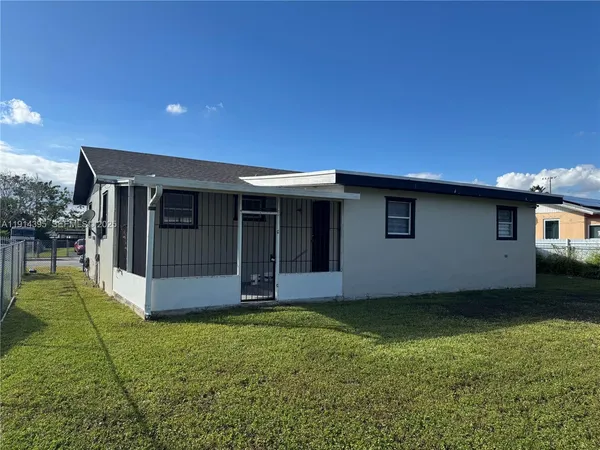 a view of an house with backyard space and balcony