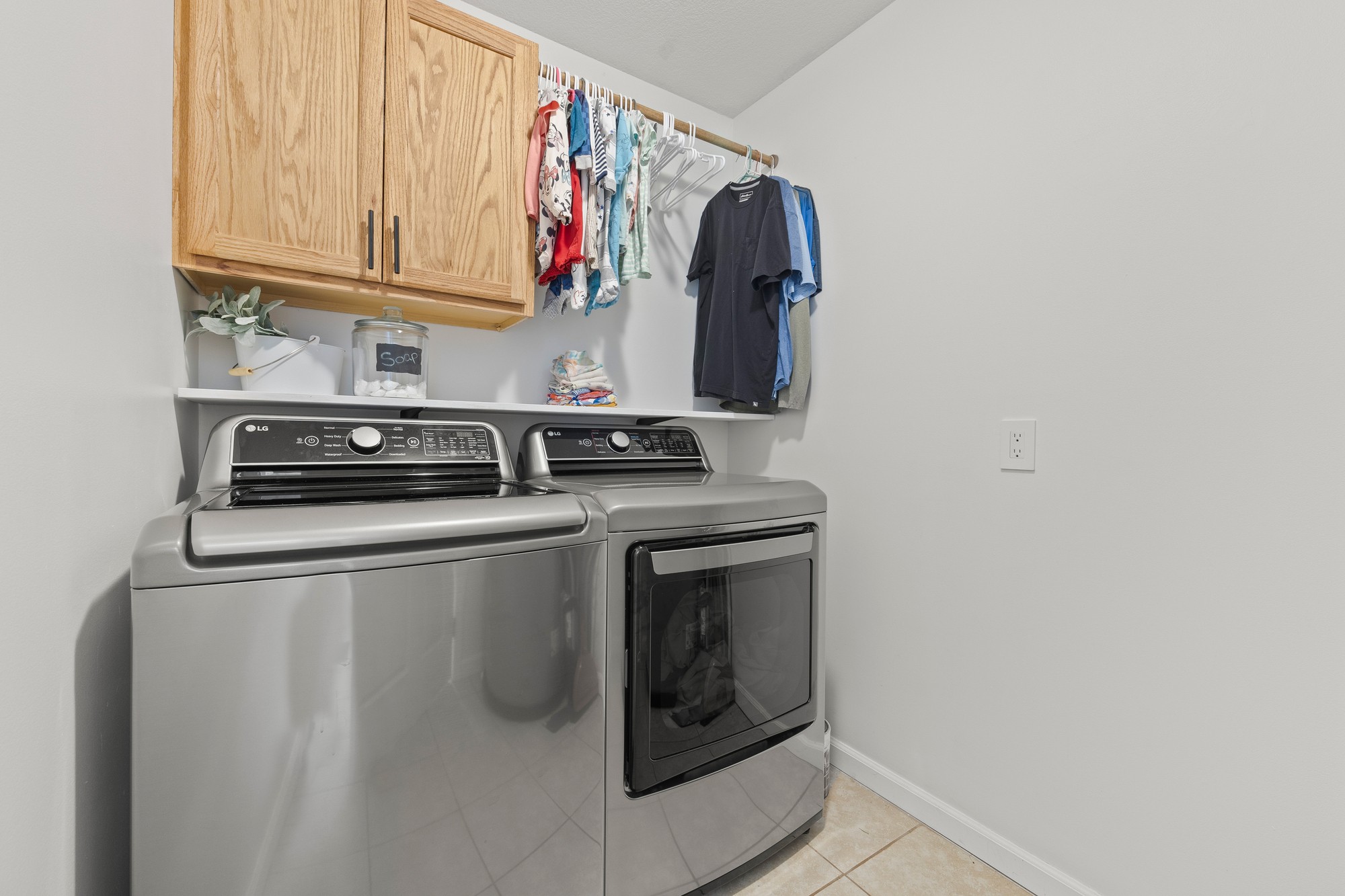 2195 Elmore Town Road Baxter, TN 38544 - Photo 8 of 26 a kitchen with stainless steel appliances granite countertop a stove and a refrigerator