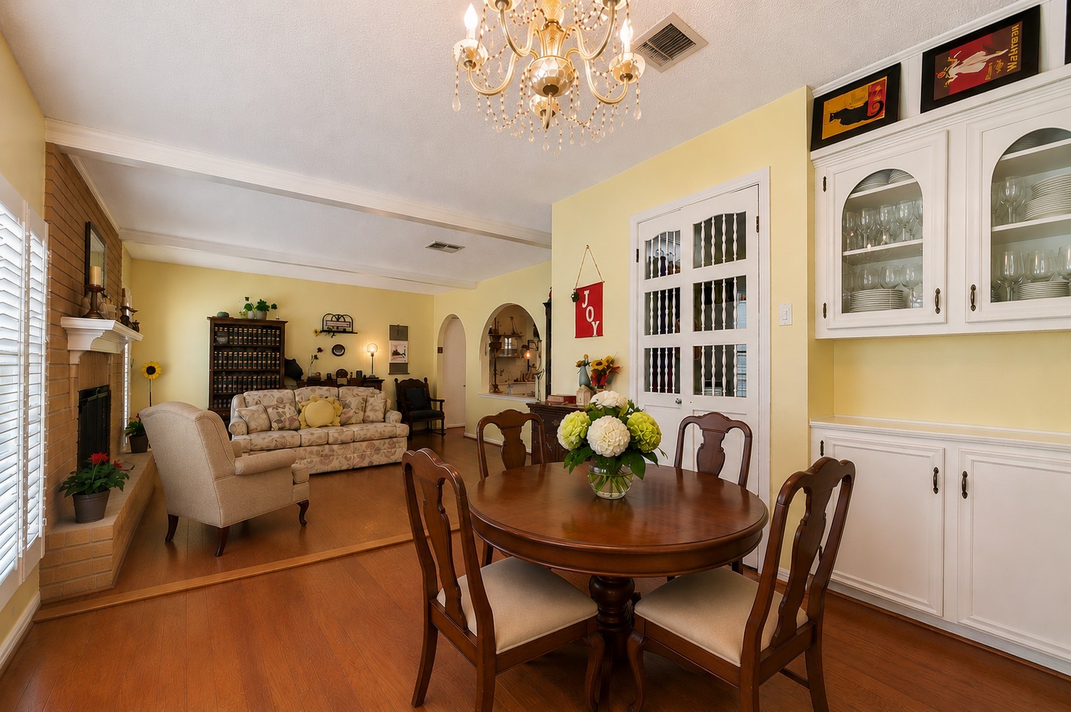 5815 Theall Road Houston, TX 77066 - Photo 9 of 36 ** Virtually staged with Dining Table**