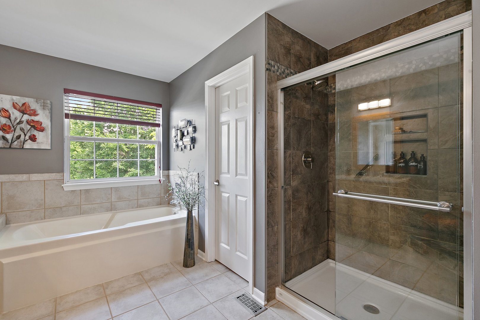 3908 Farmstead Road Carpentersville, IL 60110 - Photo 20 of 47 a spacious bathroom with a bathtub and shower