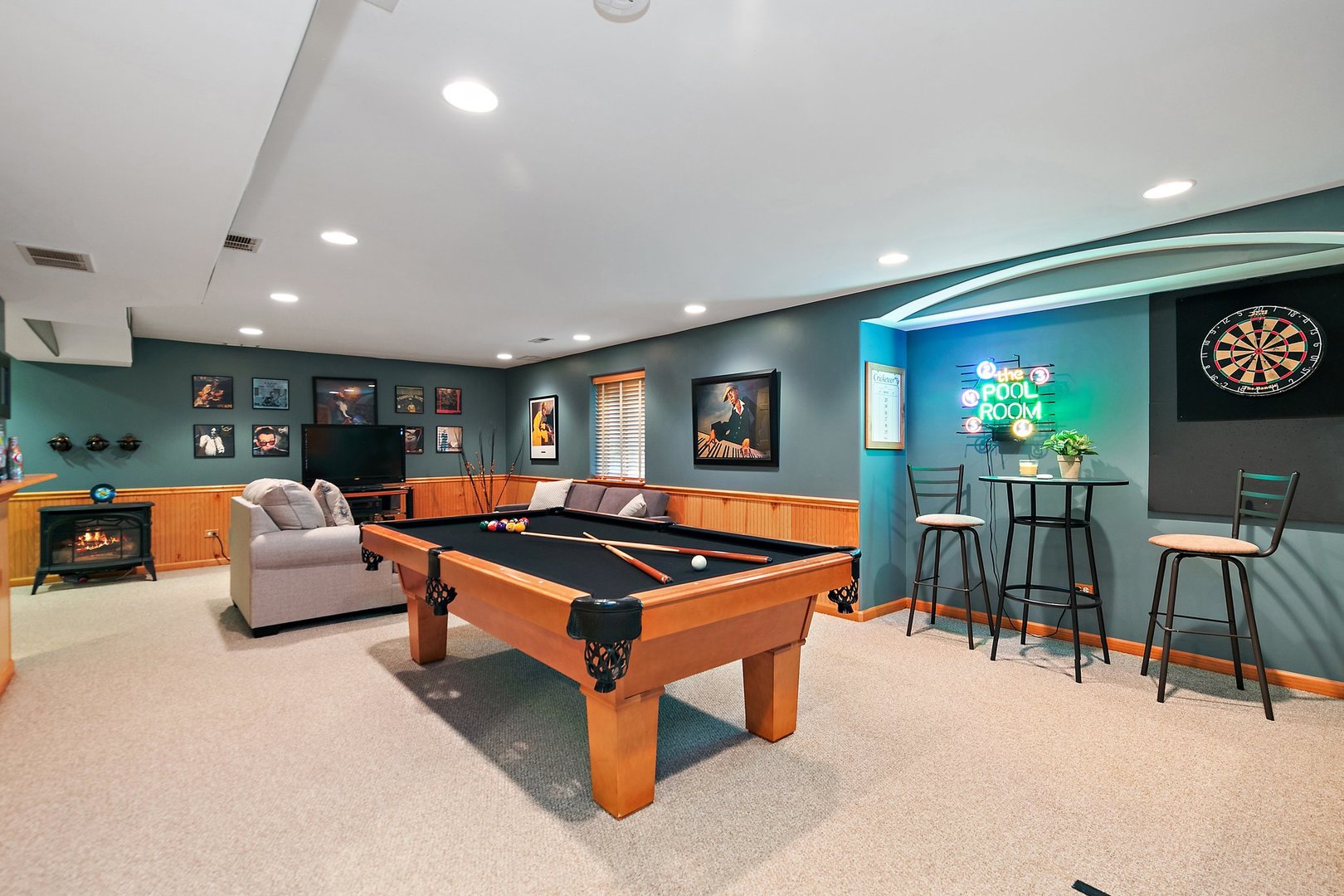 3908 Farmstead Road Carpentersville, IL 60110 - Photo 25 of 47 a living room with furniture a projector and a table