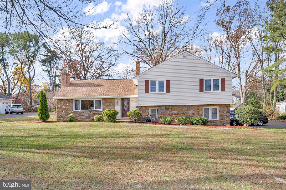 1909 Foulk Road Wilmington, DE 19810 - Photo 3 of 31 a front view of a house with a yard