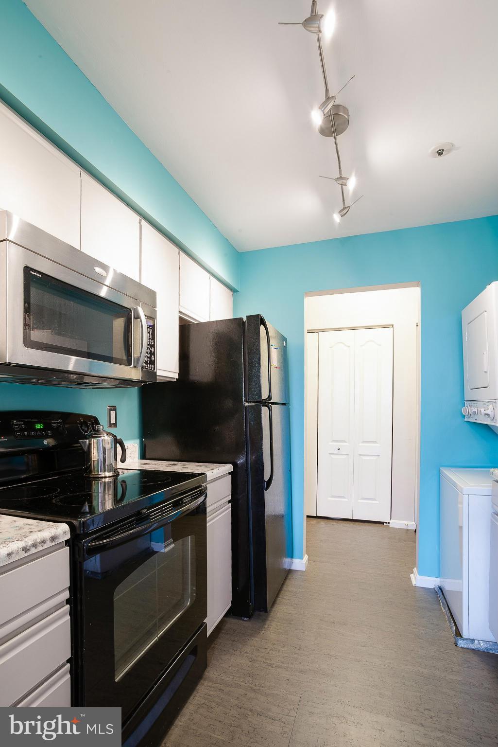 8611 Falls Run Road, Unit I Ellicott City, MD 21043 - Photo 10 of 23 Kitchen w/ new cork floors