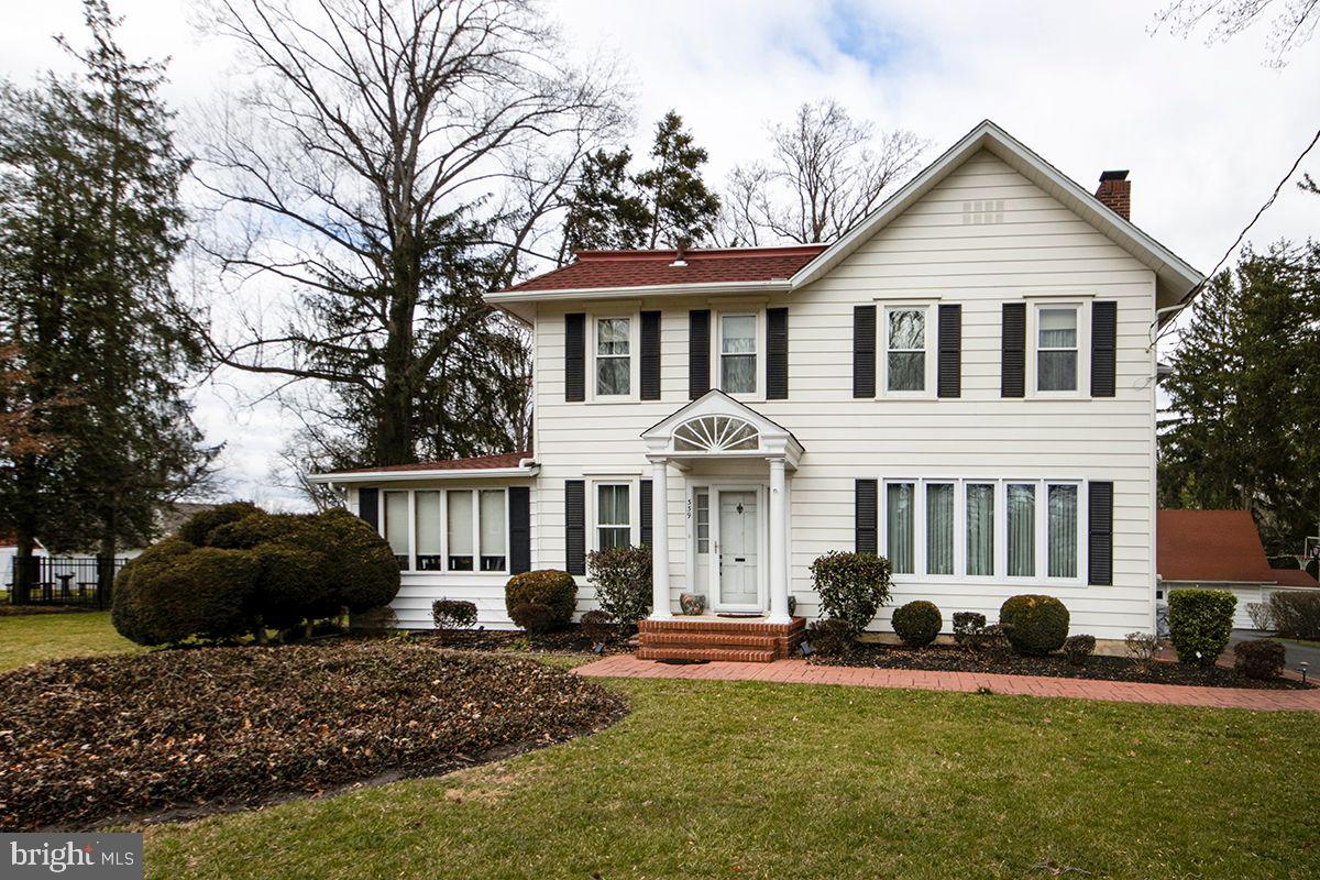 Exterior Front: Landscaping/Hardscaping