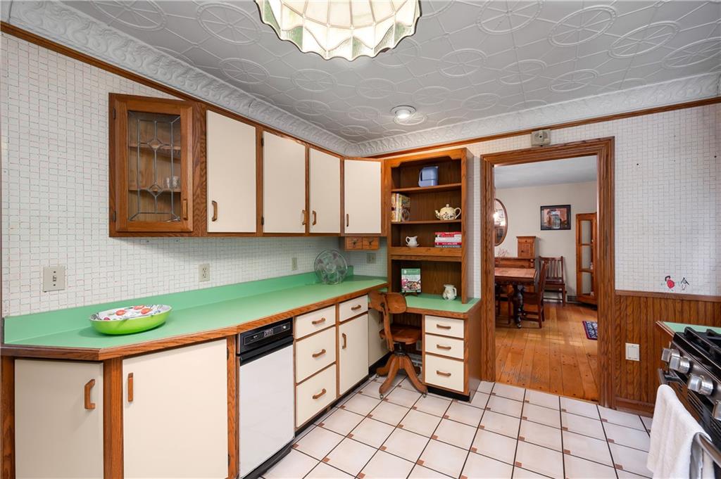 3871 Green Valley Road Pittsburgh, PA 15235 - Photo 16 of 50 Lots of Counter Space