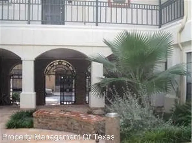 a view of entryway with a garden
