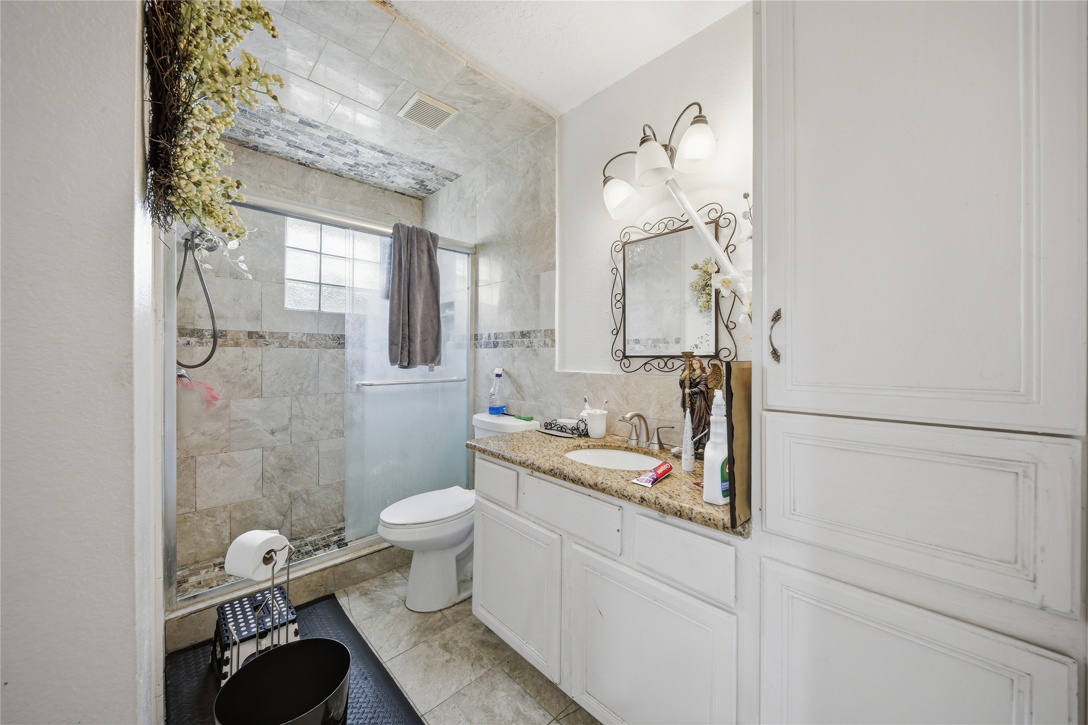 4606 Terrell Street Houston, TX 77093 - Photo 25 of 41 Second Bathroom