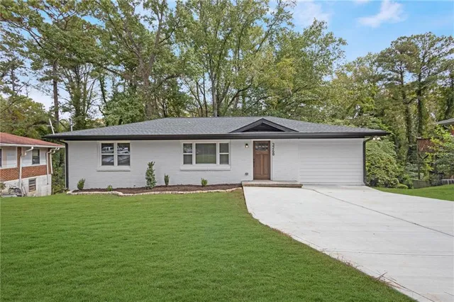 a view of a house with a yard