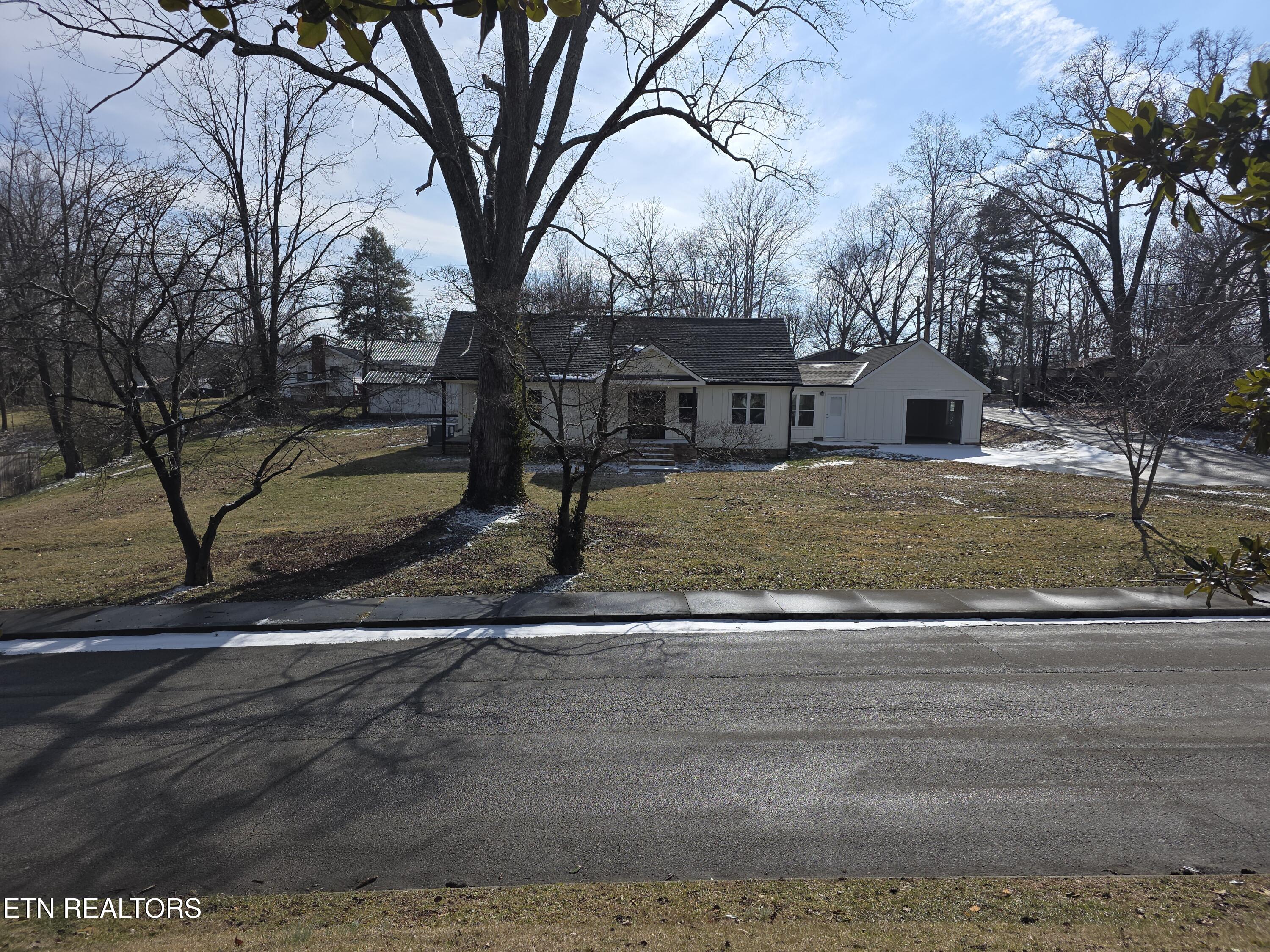 216 Lafayette Street Oneida, TN 37841 - Photo 11 of 43 20260205_140921 (1)
