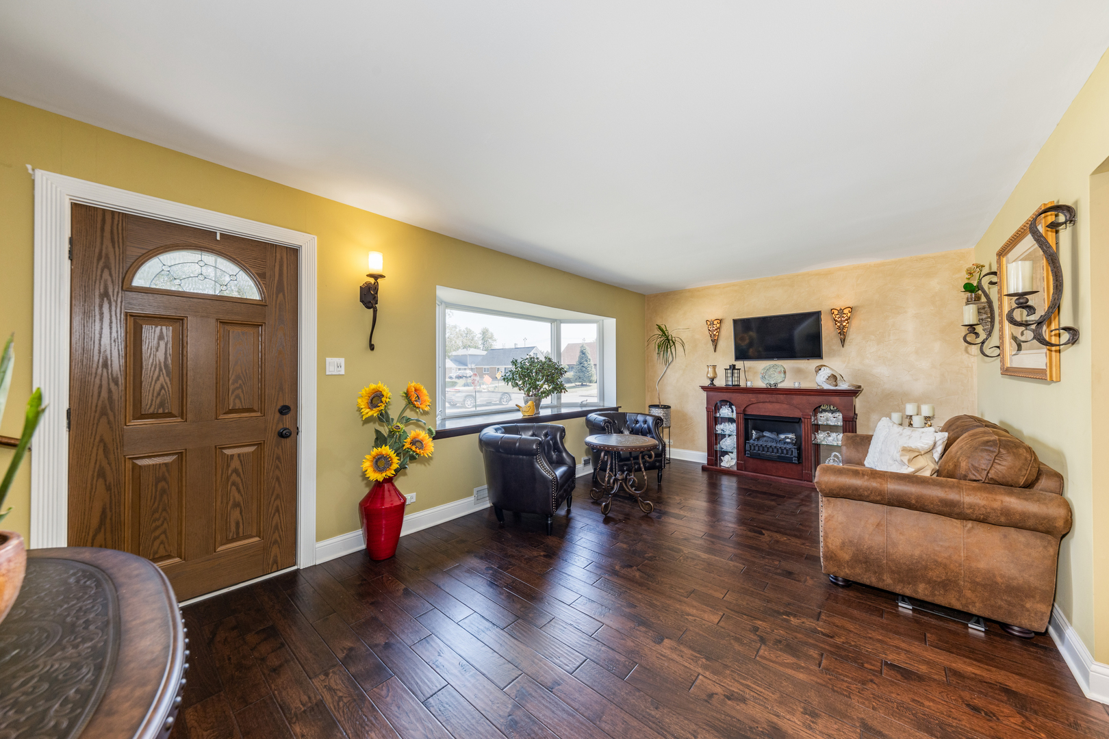 9236 Pembroke Lane Bridgeview, IL 60455 - Photo 11 of 40 a living room with furniture and wooden floor