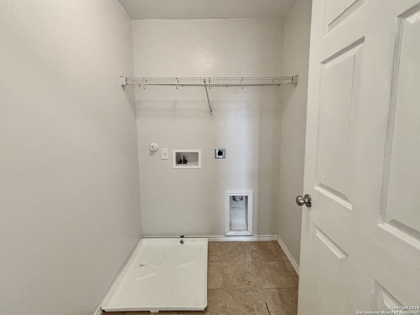 9358 Fisherman Converse, TX 78109 - Photo 9 of 22 a bathroom with a tub and shower