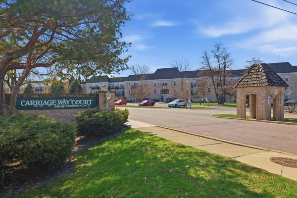 $219,900 | 5001 Carriageway Drive, Unit 116, Rolling Meadows, IL 60008