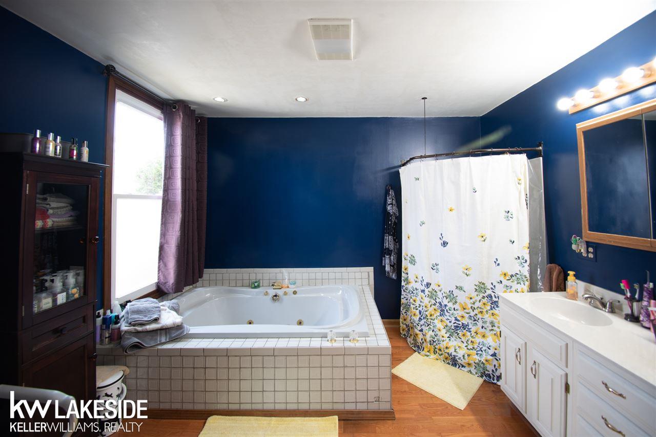 48 South Hospital Road Waterford, MI 48327 - Photo 13 of 15 Primary Bath