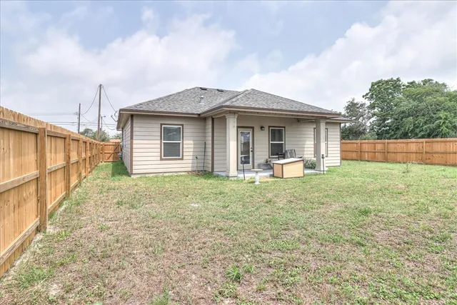 a view of a house with backyard and porch