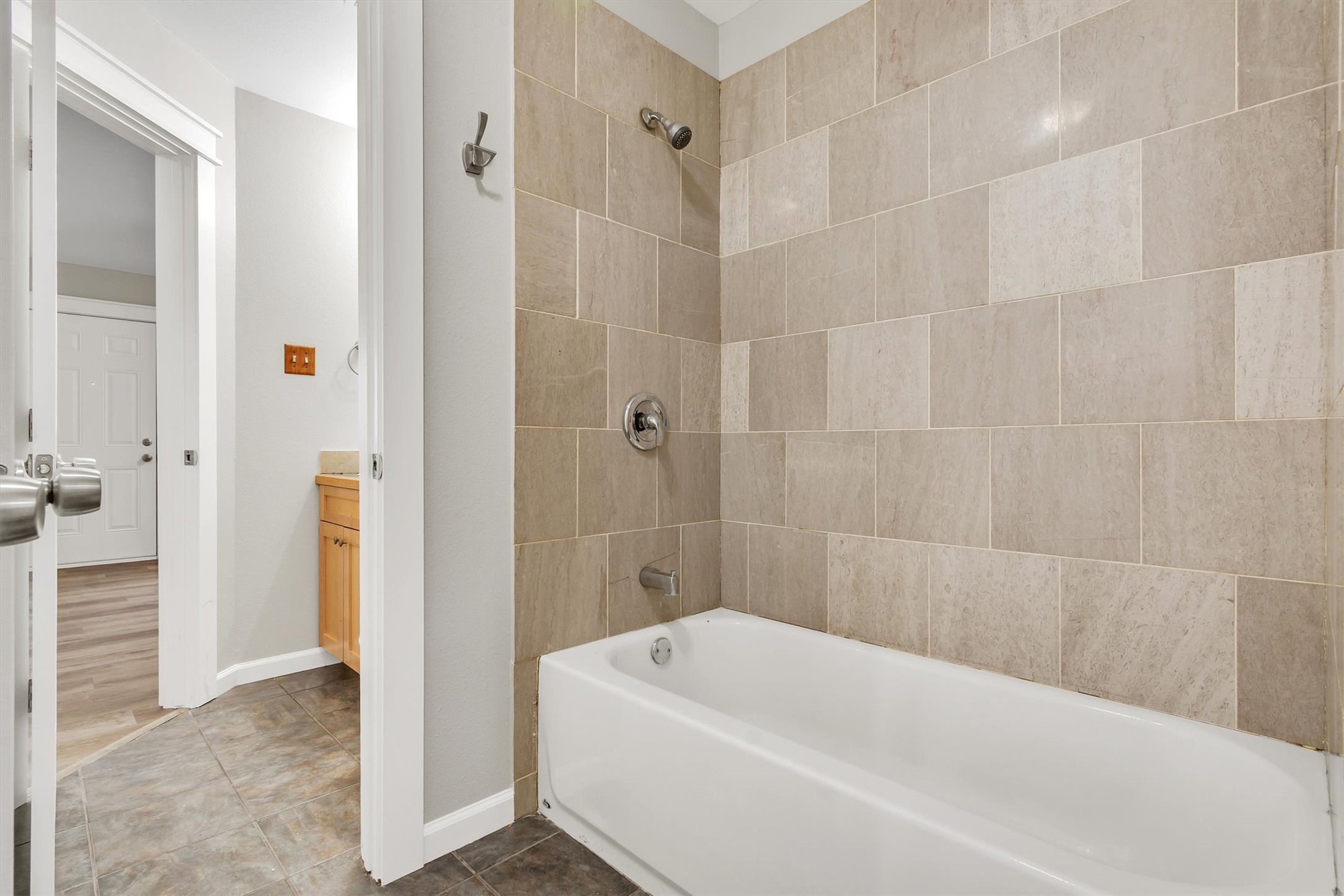 720 Decker Prairie Drive Austin, TX 78748 - Photo 15 of 21 Full bath with vanity and bathing tub / shower combination