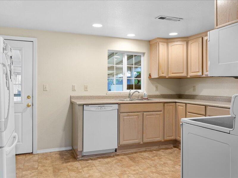 6554 Downing Road Central Point, OR 97502 - Photo 8 of 29 13-CI_7177