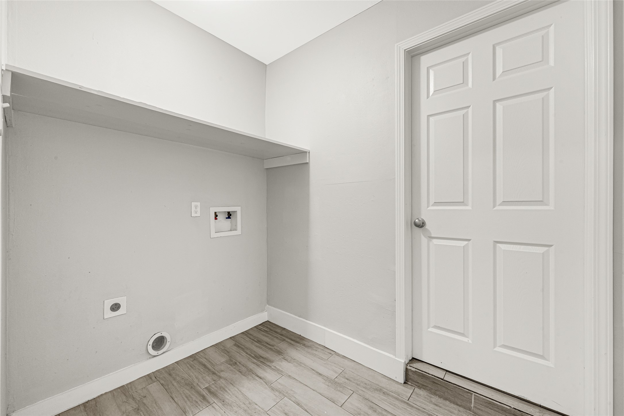 5009 Bataan Road Houston, TX 77033 - Photo 15 of 24 a view of an empty room