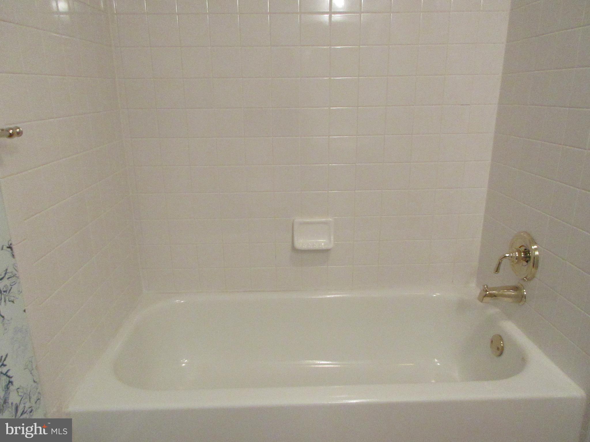 87 Eldon Way Marlton, NJ 08053 - Photo 15 of 22 a bathroom with a bathtub