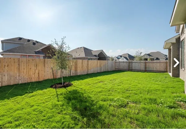 a view of a back yard
