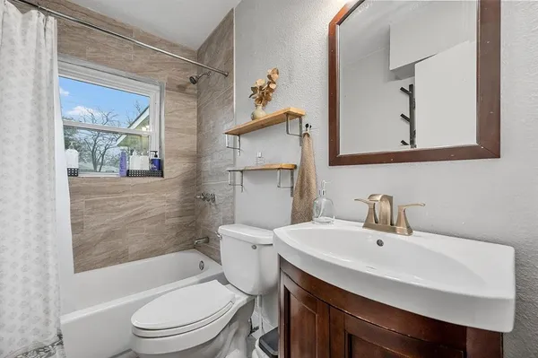 $2,200 | 1918 Melbourne Avenue, Dallas, TX 75224