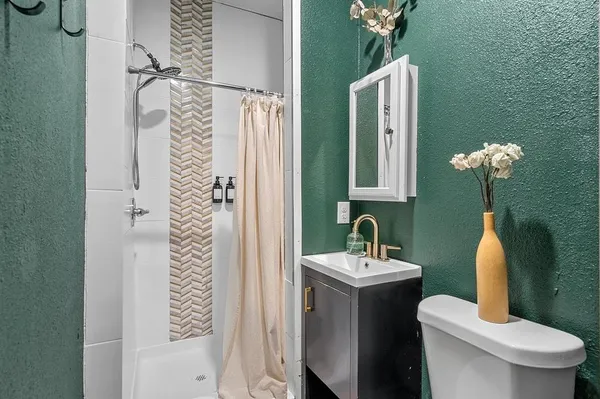 $2,200 | 1918 Melbourne Avenue, Dallas, TX 75224