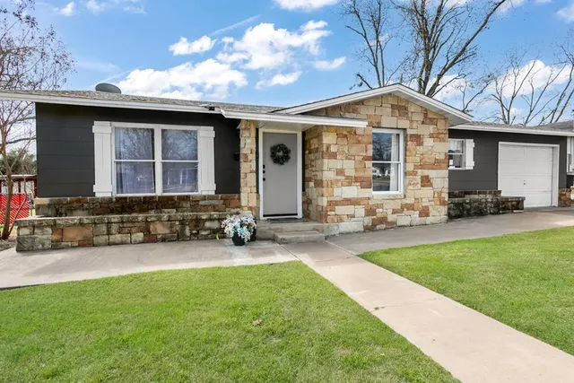 $570,000 | 333 West Burbank Street, Fredericksburg, TX 78624