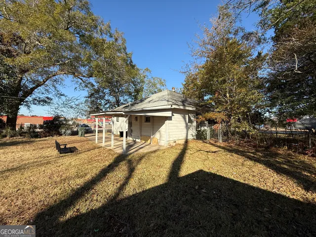 a view of a backyard