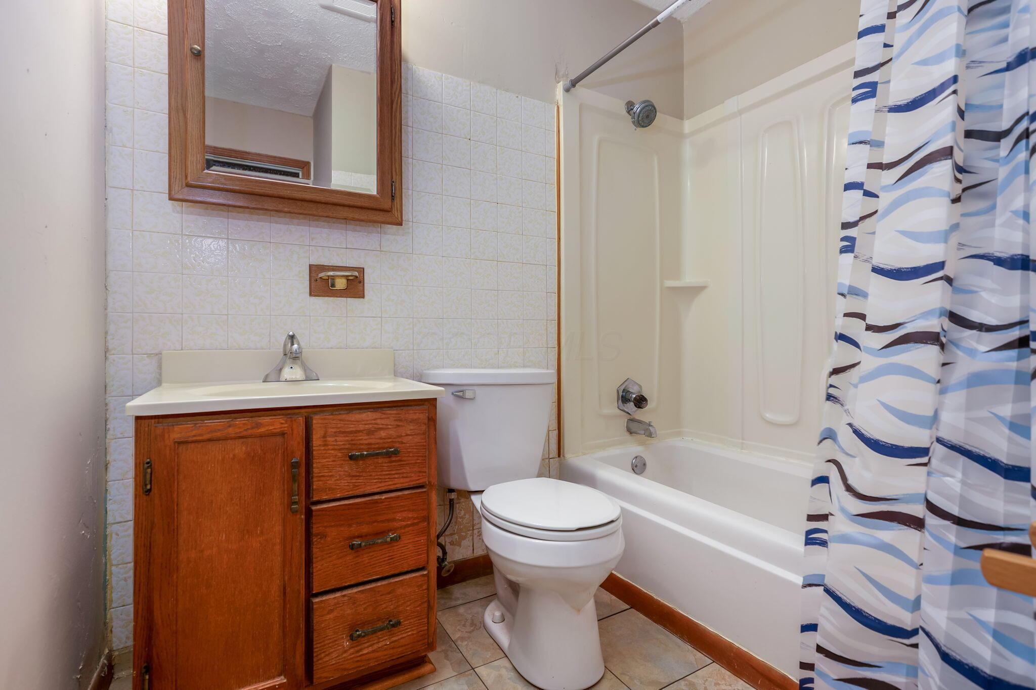 5220 Edgeview Road Columbus, OH 43207 - Photo 25 of 40 guest bath