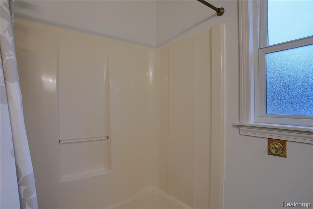 165 Texas Avenue Rochester, MI 48309 - Photo 19 of 35 19-Master Bathroom 2nd View.jpg