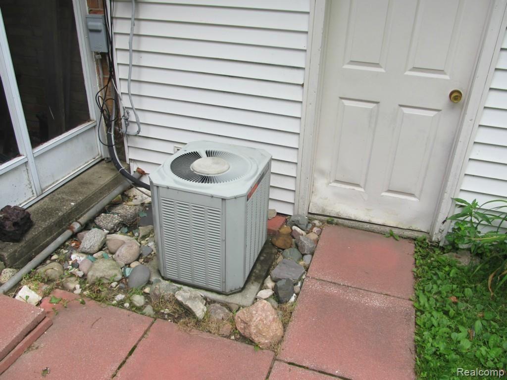 911 North Commerce Road Commerce Township, MI 48382 - Photo 11 of 16 IMG_3884.jpg