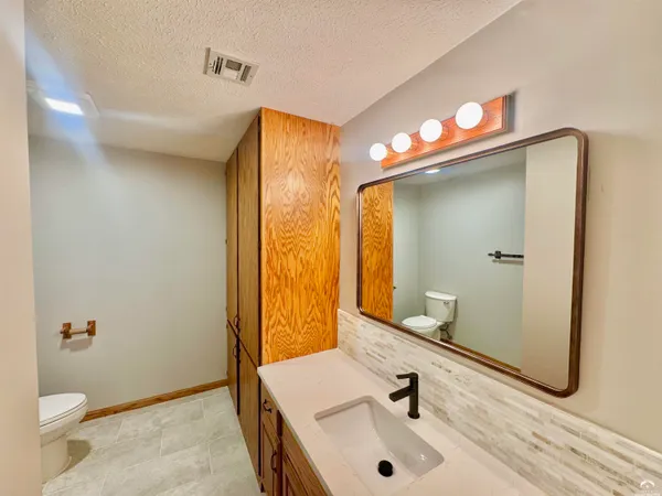 $349,900 | 1316 East 19th Avenue, Hutchinson, KS 67502