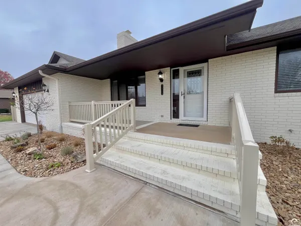 $349,900 | 1316 East 19th Avenue, Hutchinson, KS 67502