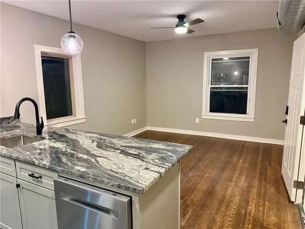 $1,295 | 3704 Baltimore Avenue, Unit 2S, Kansas City, MO 64111