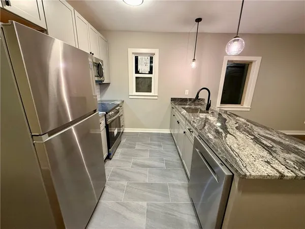 $1,295 | 3704 Baltimore Avenue, Unit 2S, Kansas City, MO 64111