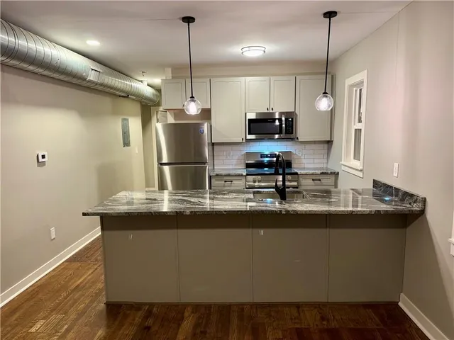 $1,500 | 3704 Baltimore Avenue, Unit 2S, Kansas City, MO 64111