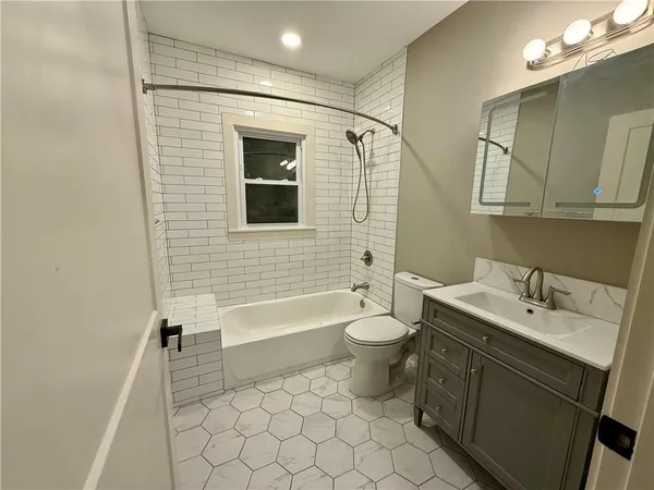 $1,295 | 3704 Baltimore Avenue, Unit 2S, Kansas City, MO 64111