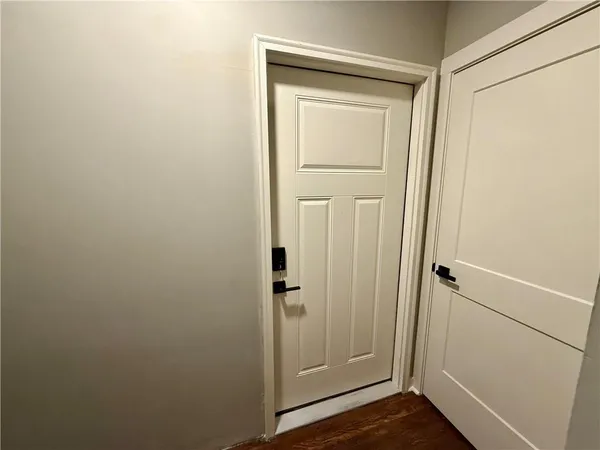 $1,295 | 3704 Baltimore Avenue, Unit 2S, Kansas City, MO 64111