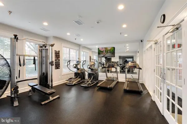 $2,100 | 1625 International Drive, Unit 319, McLean, VA 22102