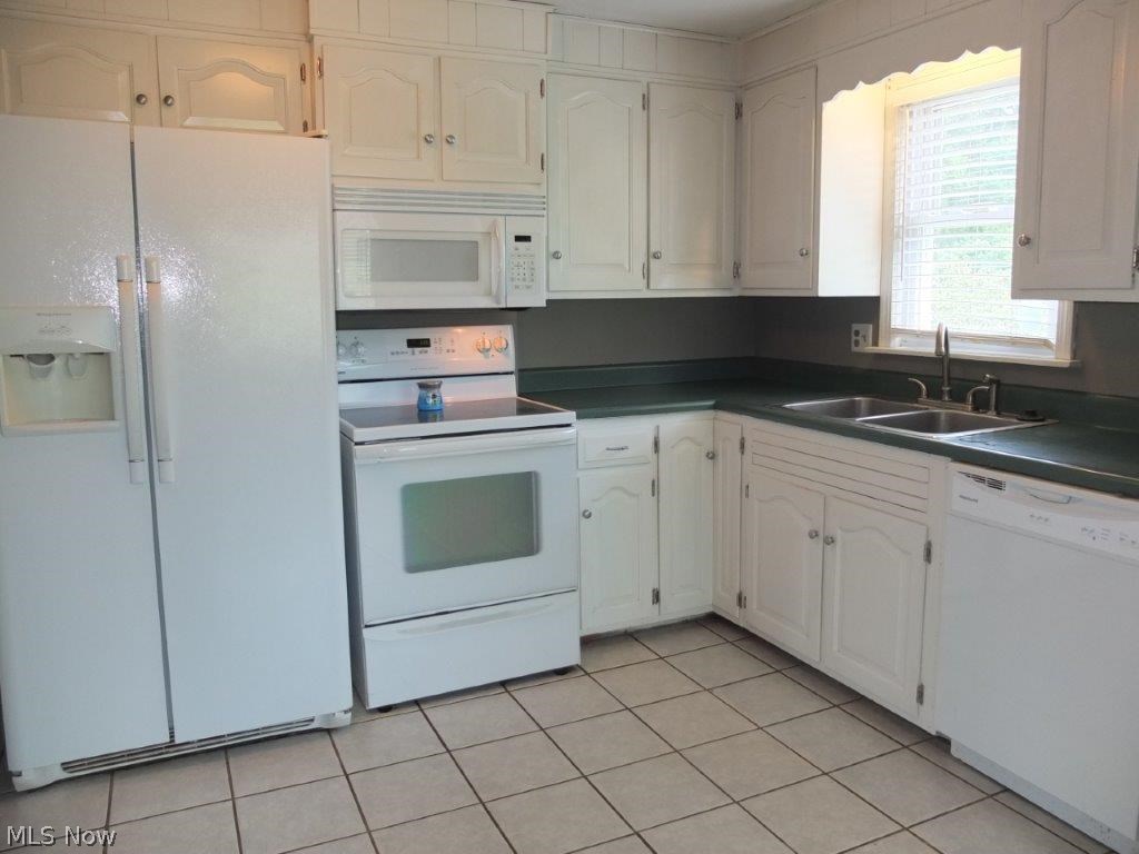 Fully applianced kitchen.