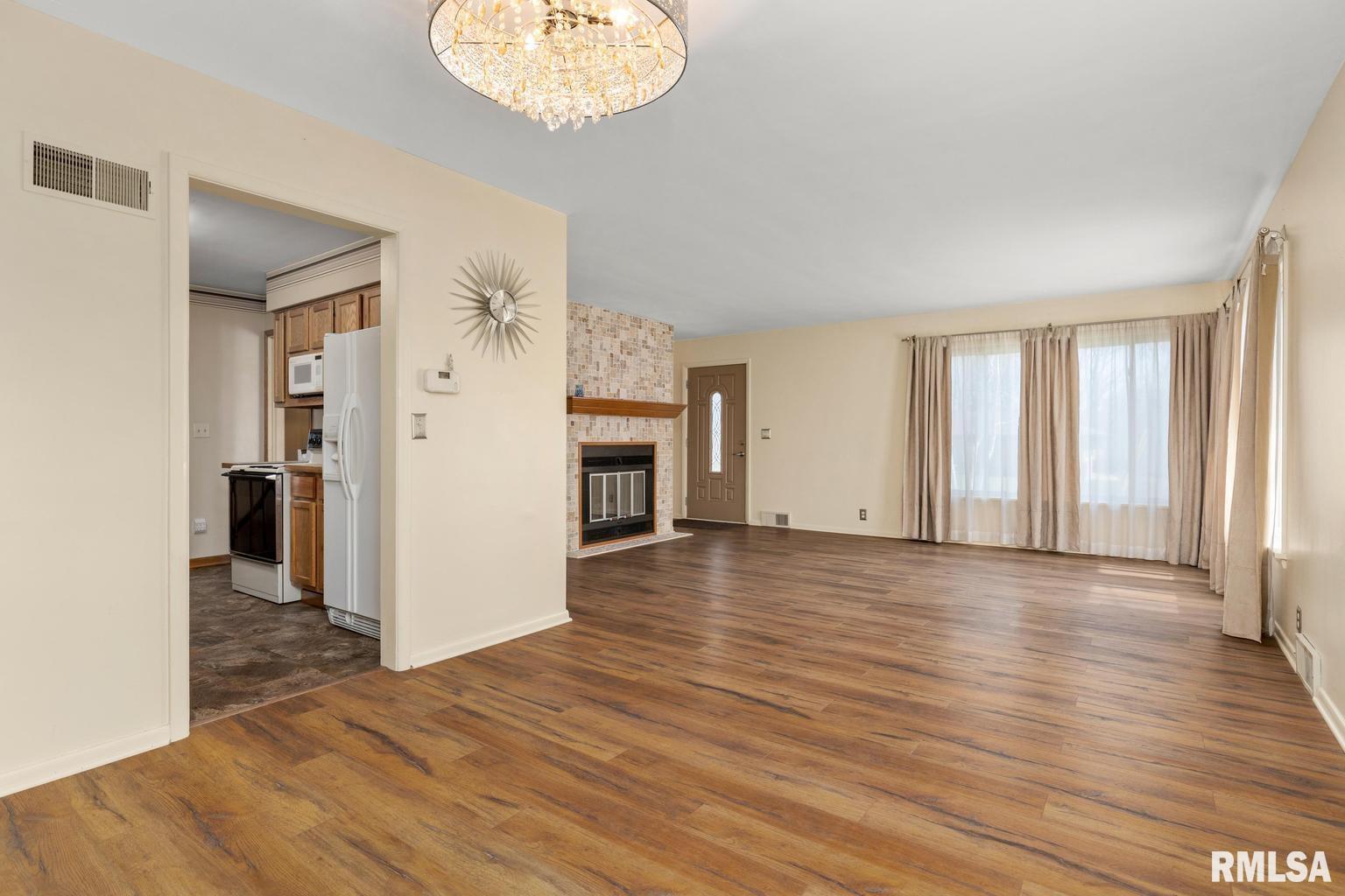 4111 North Brookmont Road Peoria, IL 61614 - Photo 11 of 37