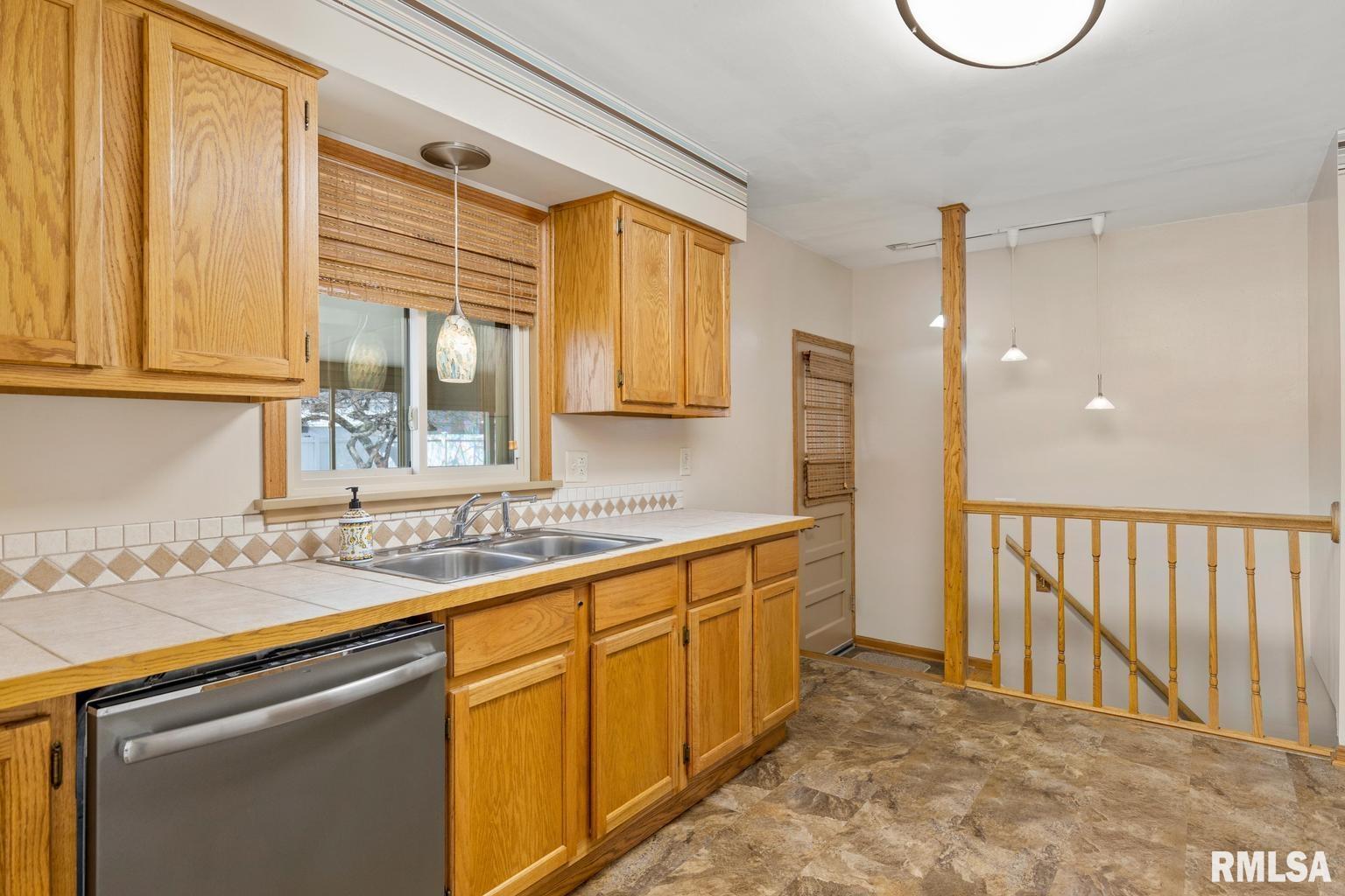 4111 North Brookmont Road Peoria, IL 61614 - Photo 12 of 37